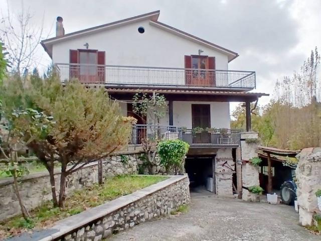 Villa Indipendente in vendita a Rieti, Lazio
