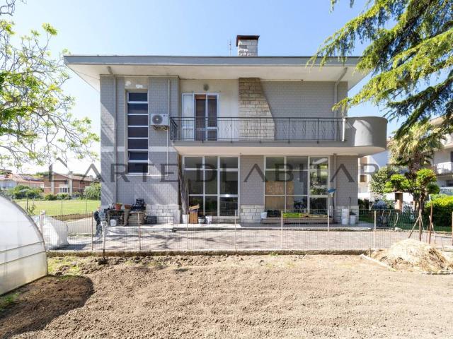 Villa Indipendente in vendita a Rimini, Reggio Emilia