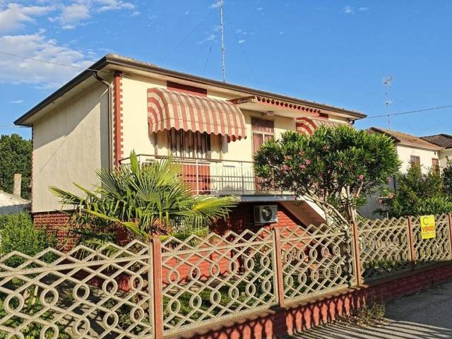 Villa Indipendente in vendita a Unione Terre e Fiumi, Reggio Emilia