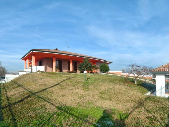 Villa Indipendente in vendita a Rivolta D'adda, Lombardia