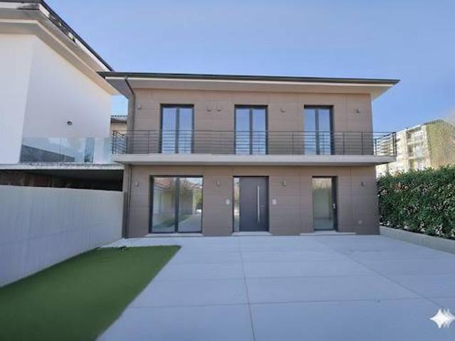 Villa Indipendente in vendita a Robbio, Lombardia
