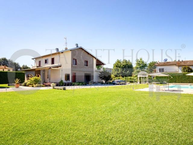 Villa Indipendente in vendita a Robecco Sul Naviglio, Lombardia