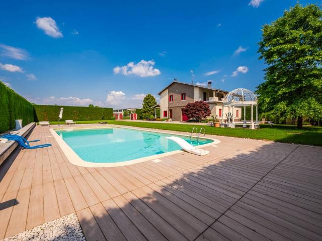 Villa Indipendente in vendita a Robecco Sul Naviglio, Lombardia