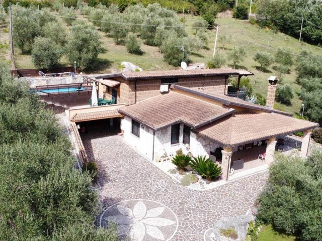 Villa Indipendente in vendita a Roccabascerana, Campania