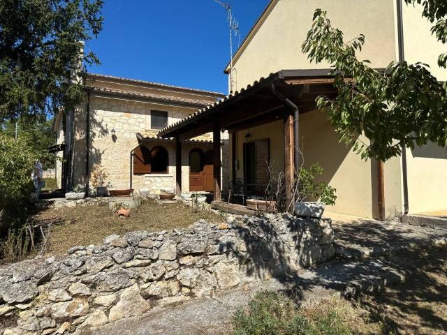 Villa Indipendente in vendita a Roccamorice, Abruzzo
