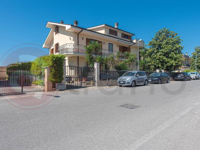 Villa Indipendente in vendita a Roccasecca, Lazio