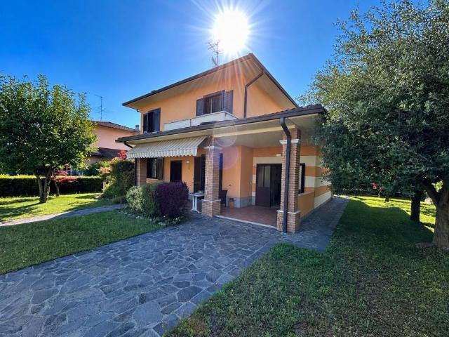 Villa Indipendente in vendita a Rodengo Saiano, Lombardia