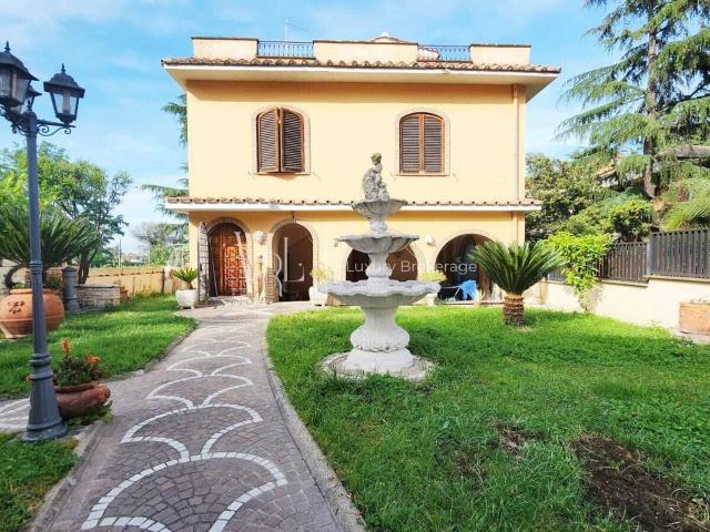 Villa Indipendente in vendita a Municipio Roma VIII, Roma Capitale