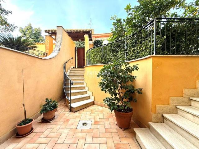 Villa Indipendente in vendita a Municipio Roma X, Roma Capitale
