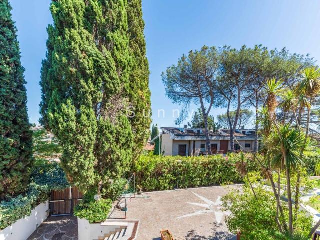 Villa Indipendente in vendita a Tre Pini, Roma