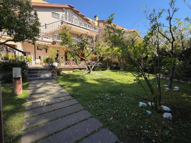 Villa Indipendente in vendita a Municipio Roma X, Roma Capitale