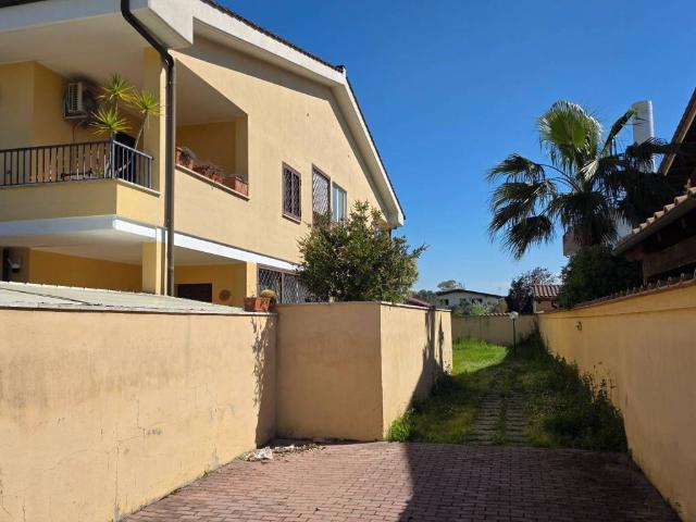 Villa Indipendente in vendita a Stagni di Ostia, Roma Capitale