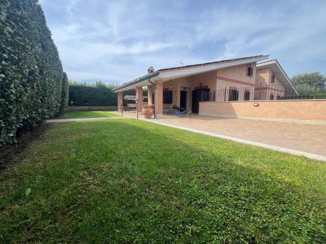 Villa Indipendente in vendita a Morena, Roma
