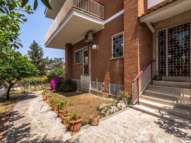 Villa Indipendente in vendita a Tre Pini, Roma
