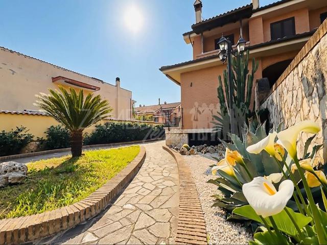 Villa Indipendente in vendita a Municipio Roma X, Roma Capitale