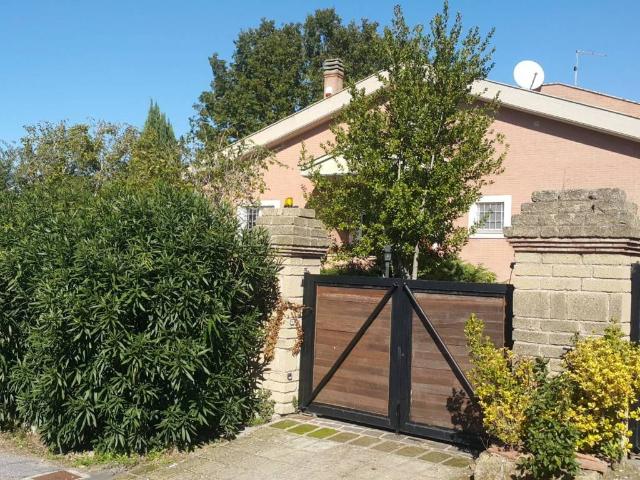 Villa Indipendente in vendita a Pantan Monastero, Roma Capitale