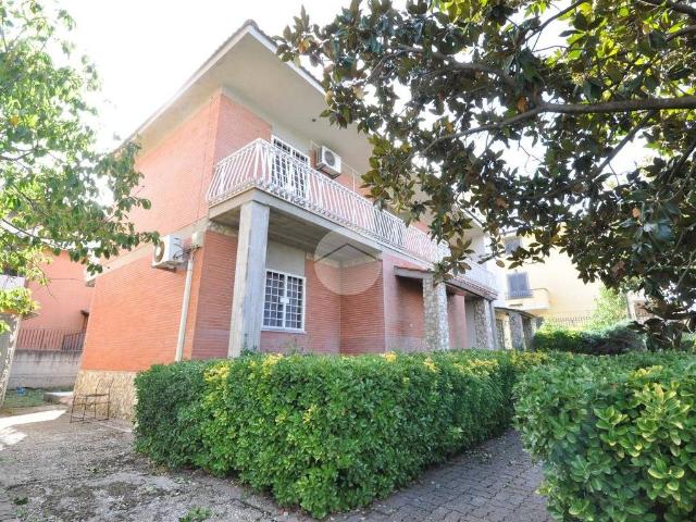 Palazzo in vendita a Borghesiana, Roma