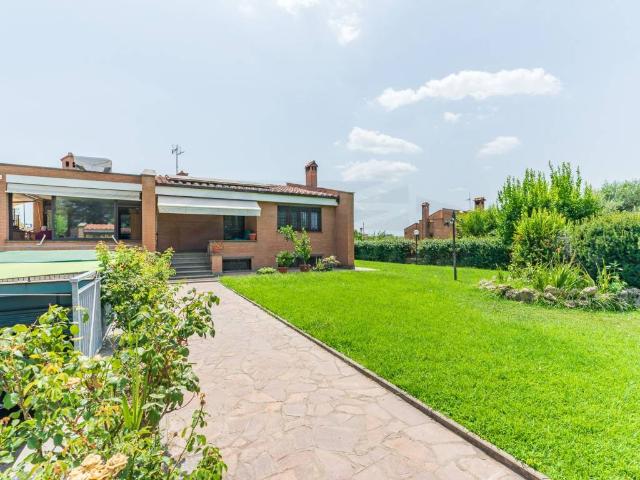 Villa Indipendente in vendita a Giardini Tor di Mezzavia, Roma Capitale