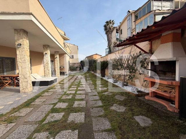 Villa Indipendente in vendita a Municipio Roma X, Roma Capitale