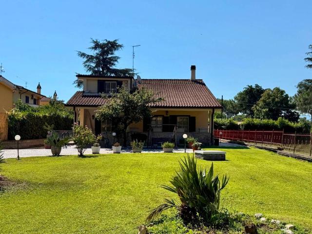 Villa Indipendente in vendita a Colle Prenestino, Roma