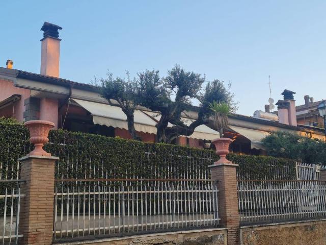 Villa Indipendente in vendita a Casetta Mattei, Roma