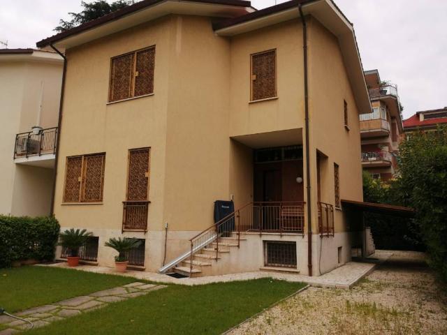 Villa Indipendente in vendita a Municipio Roma III, Roma Capitale