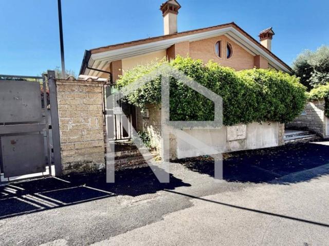 Villa Indipendente in vendita a Colle del Sole, Roma Capitale