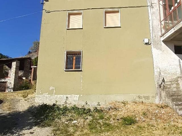 Villa Indipendente in vendita a Alta Val Tidone, Romagnese