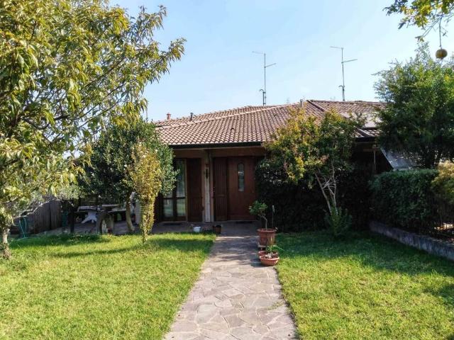 Villa Indipendente in vendita a Romanengo, Cremona