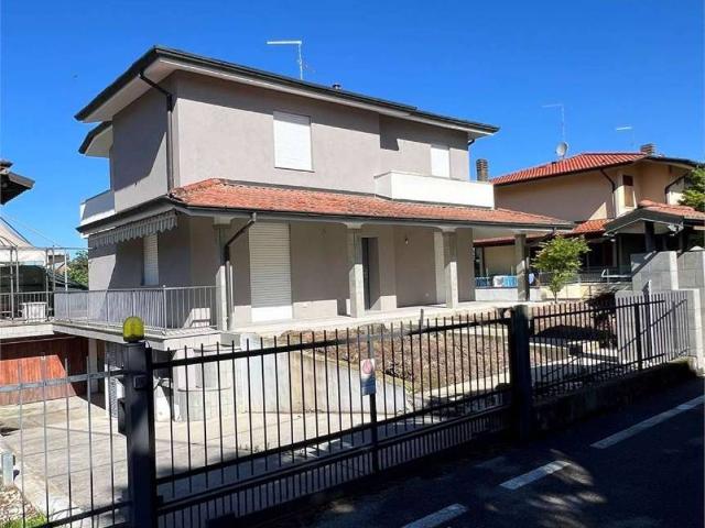 Villa Indipendente in vendita a Romano di Lombardia, Bergamo