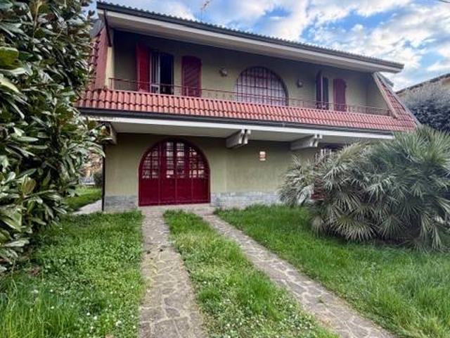 Villa Indipendente in vendita a Romano Di Lombardia, Lombardia