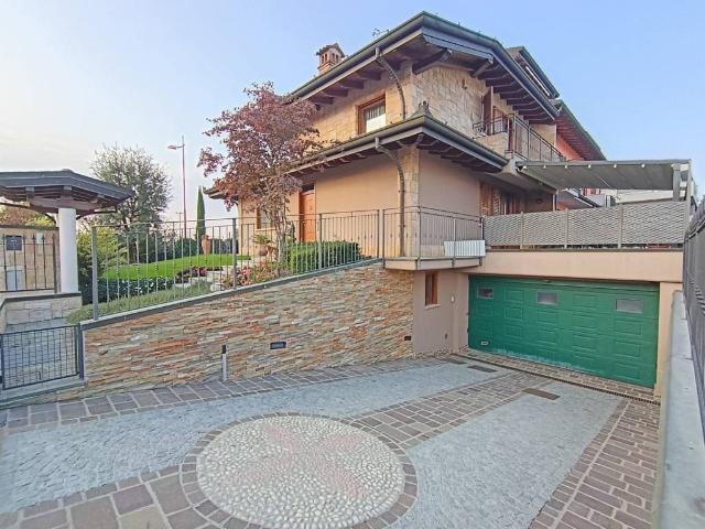 Villa Indipendente in vendita a Romano Di Lombardia, Lombardia