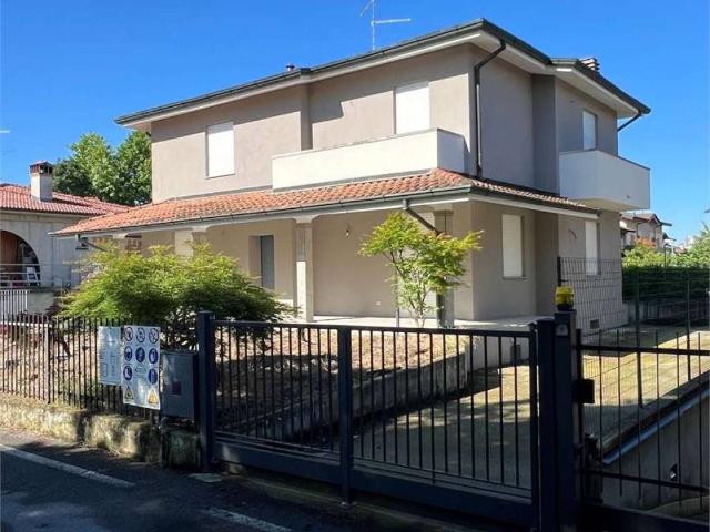Villa Indipendente in vendita a Romano Di Lombardia, Lombardia