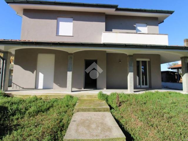 Villa Indipendente in vendita a Romano Di Lombardia, Lombardia