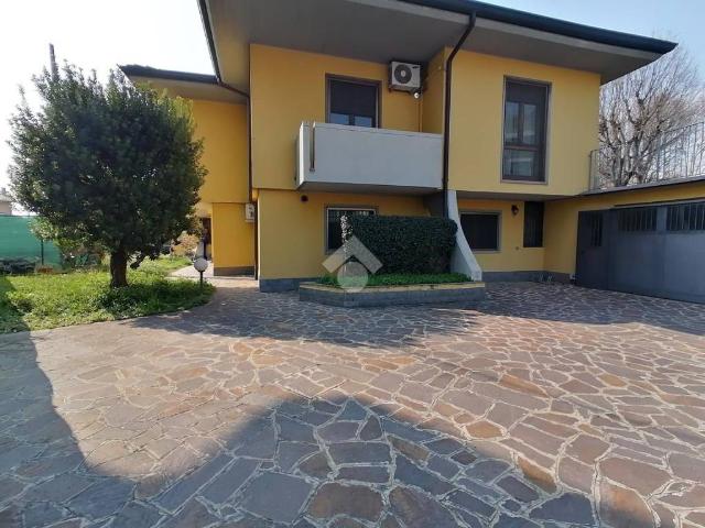 Villa Indipendente in vendita a Romano Di Lombardia, Lombardia