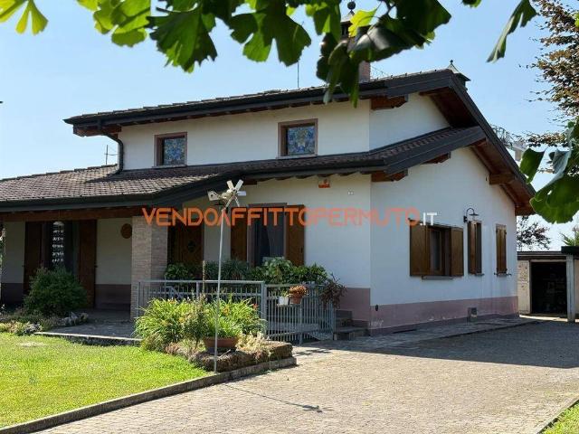 Villa Indipendente in vendita a Romano Di Lombardia, Lombardia