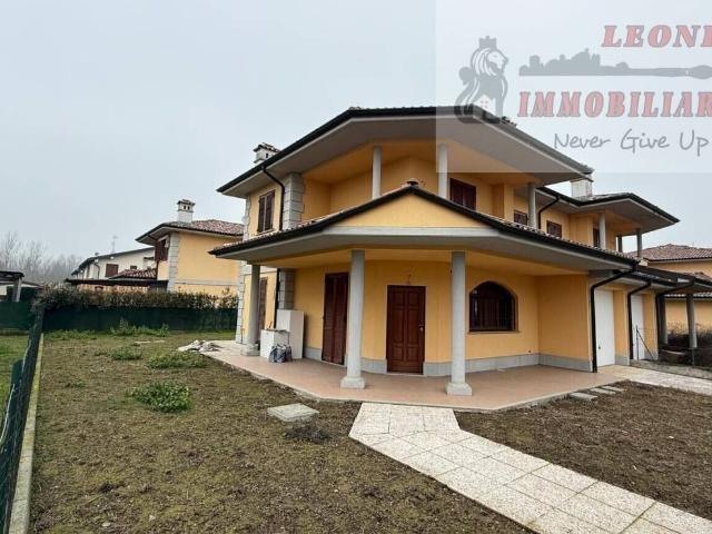 Villa Indipendente in vendita a Roncaro, Lombardia
