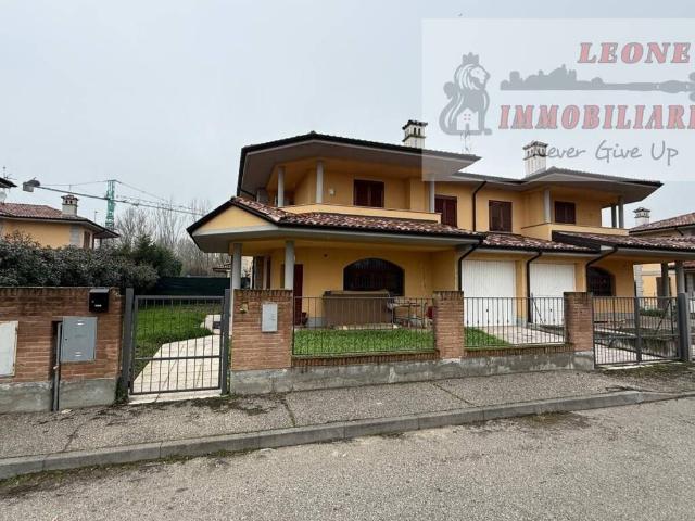 Villa Indipendente in vendita a Roncaro, Lombardia
