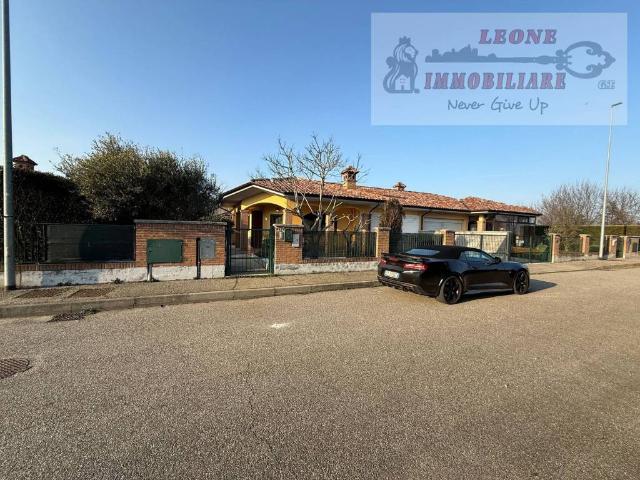 Villa Indipendente in vendita a Roncaro, Lombardia