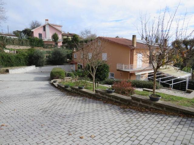 Villa Indipendente in vendita a Ronciglione, Lazio