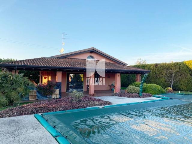 Villa Indipendente in vendita a Roncoferraro, Lombardia