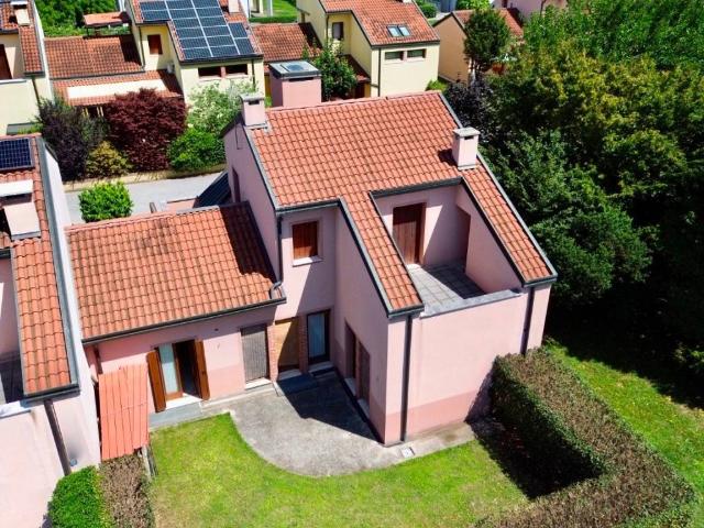 Villa Indipendente in vendita a Rosà, Veneto