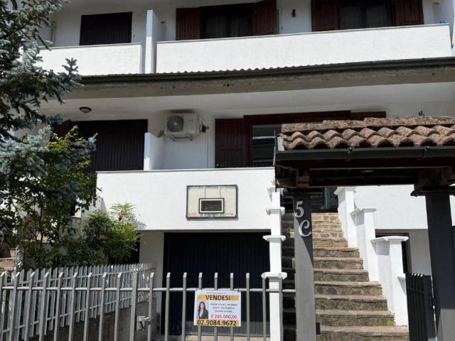Villa Indipendente in vendita a Unione dei Comuni I Fontanili, Rosate