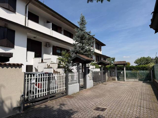 Villa Indipendente in vendita a Unione dei Comuni I Fontanili, Rosate
