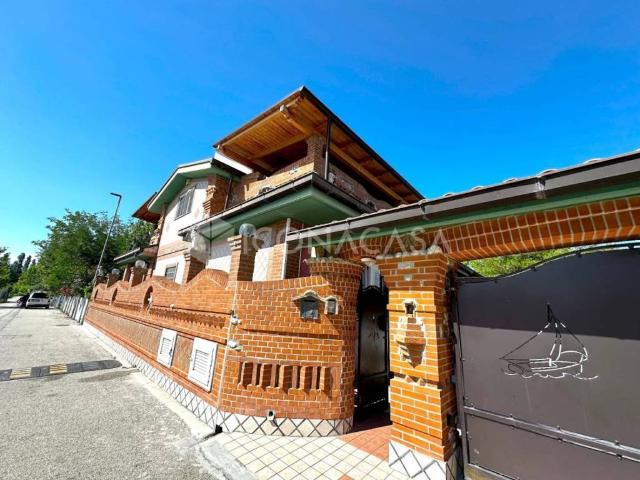 Villa Indipendente in vendita a Roseto Degli Abruzzi, Abruzzo