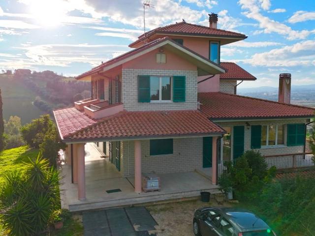 Villa Indipendente in vendita a Roseto Degli Abruzzi, Abruzzo
