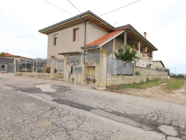 Villa Indipendente in vendita a Roseto Degli Abruzzi, Abruzzo