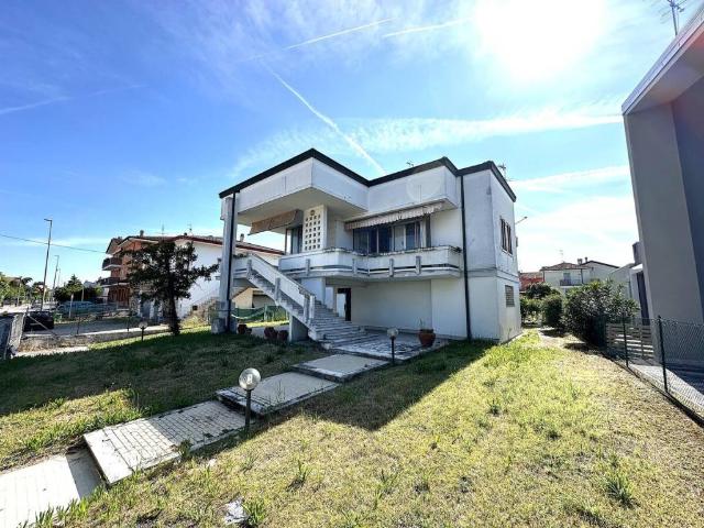 Villa Indipendente in vendita a Rosolina, Veneto