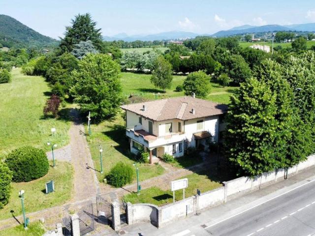 Villa Indipendente in vendita a Rovato, Lombardia