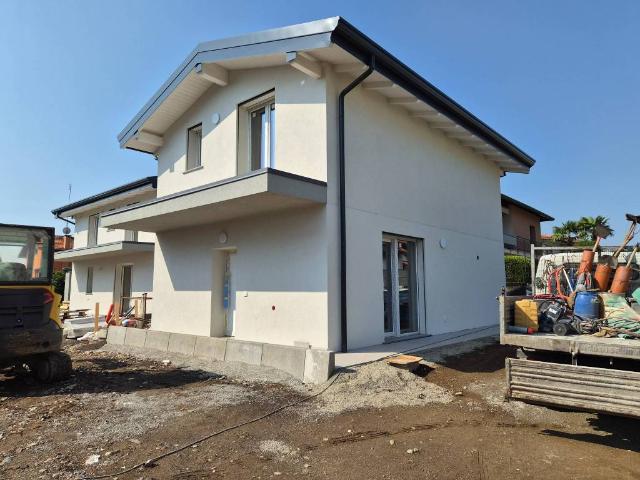 Villa Indipendente in vendita a Rovellasca, Lombardia